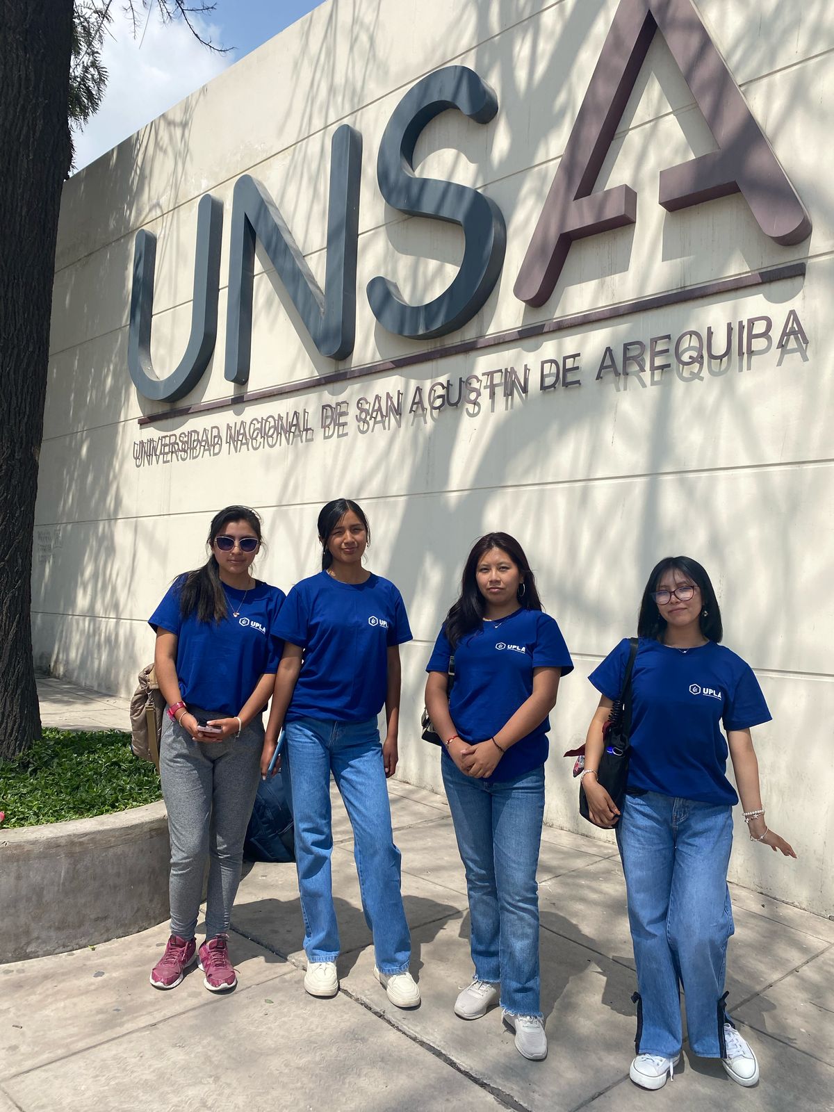 Estudiantes Becarias de Movilidad estudiantil de la UPLA en el frontis de la ciudad universitaria de la UNSA.