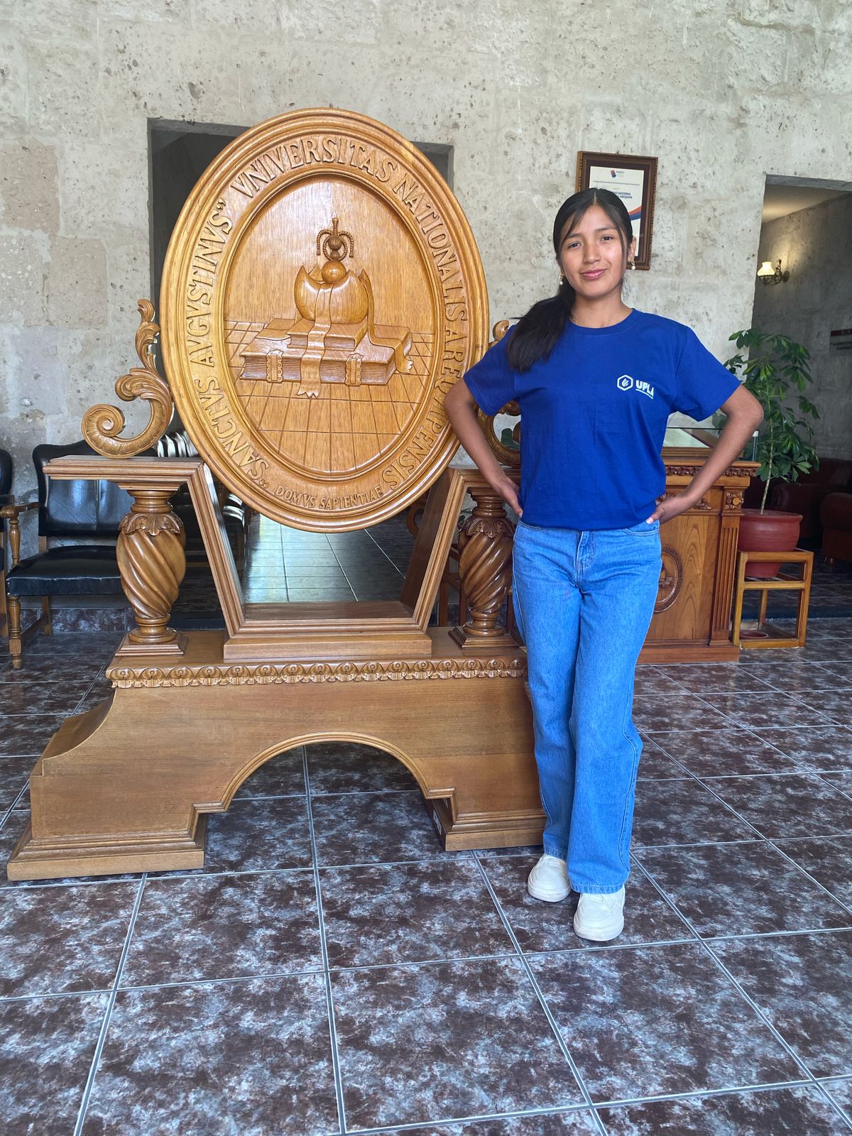 Becaria en la UNSA para el Programa de Administración, estudiante Ordaya Mayhuasca, Sayuri.