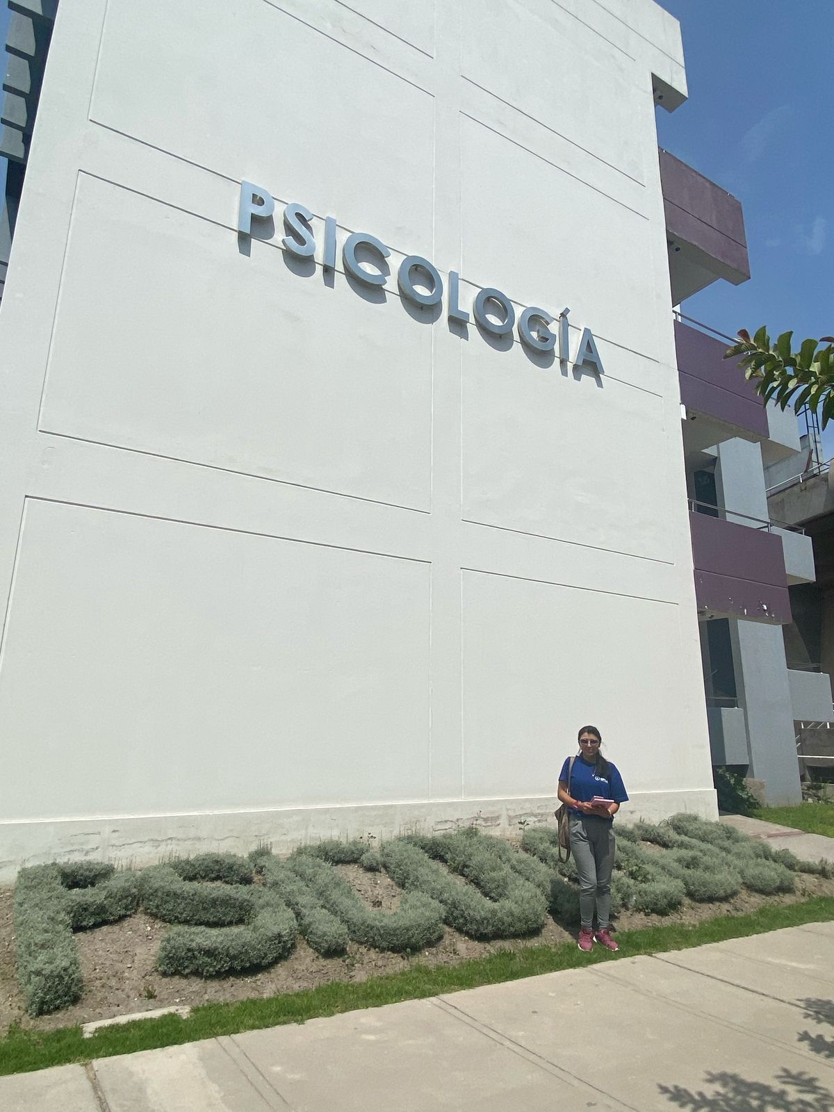 Estudiante Becaria de Movilidad estudiantil de la UPLA en el frontis del Pabellón de la Facultad de Psicología de la UNSA.
