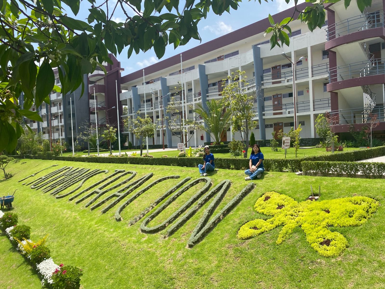 Estudiantes Becarias de Movilidad estudiantil de la UPLA en el frontis del Pabellón de la Facultad de Administración de la UNSA.