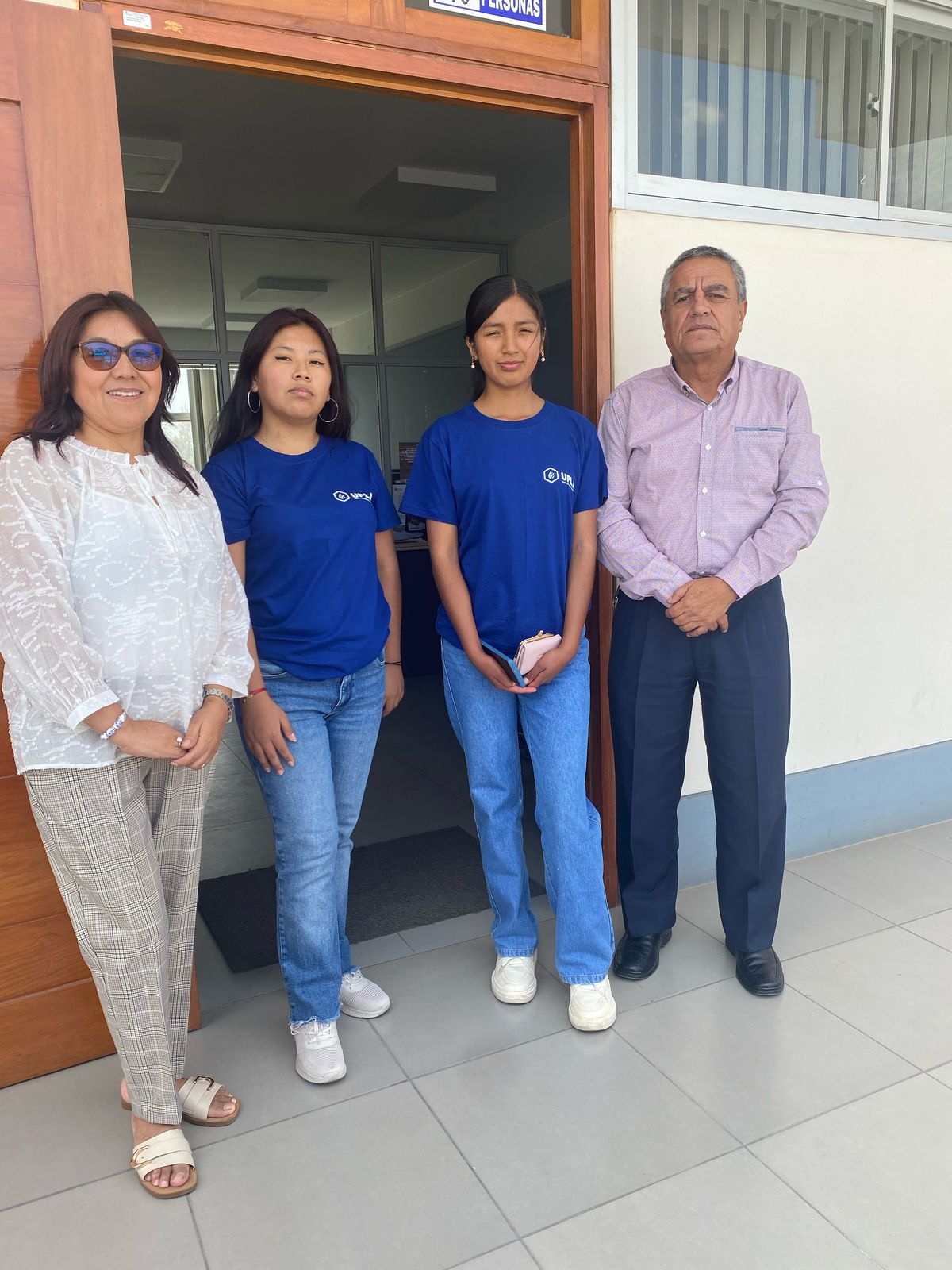 Estudiantes Becarias de Movilidad estudiantil de la UPLA con el Director de la Escuela de Administración de la UNSA.
