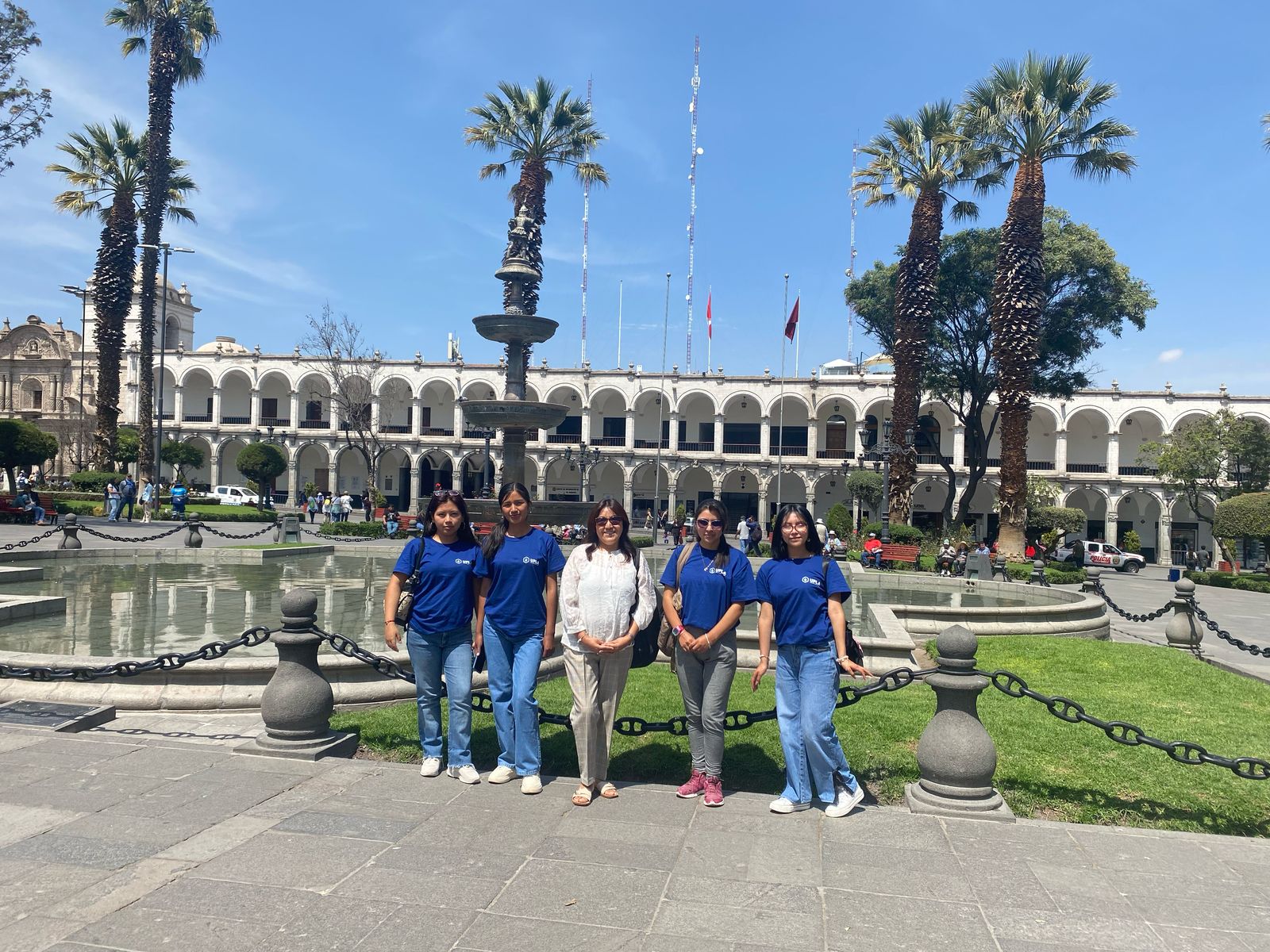 Estudiantes Becarias de Movilidad estudiantil de la UPLA en la Plaza de Armas de Arequipa.