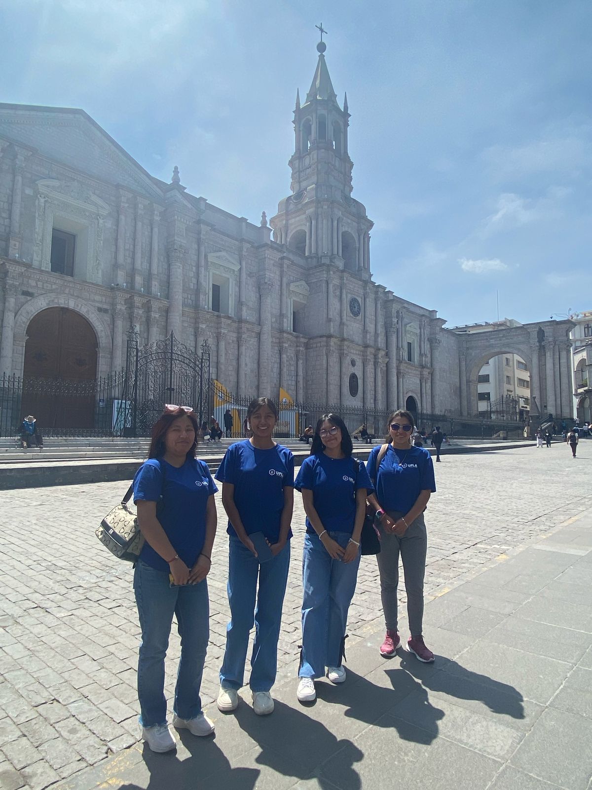 Estudiantes Becarias de Movilidad estudiantil de la UPLA en la Plaza de Armas de Arequipa.