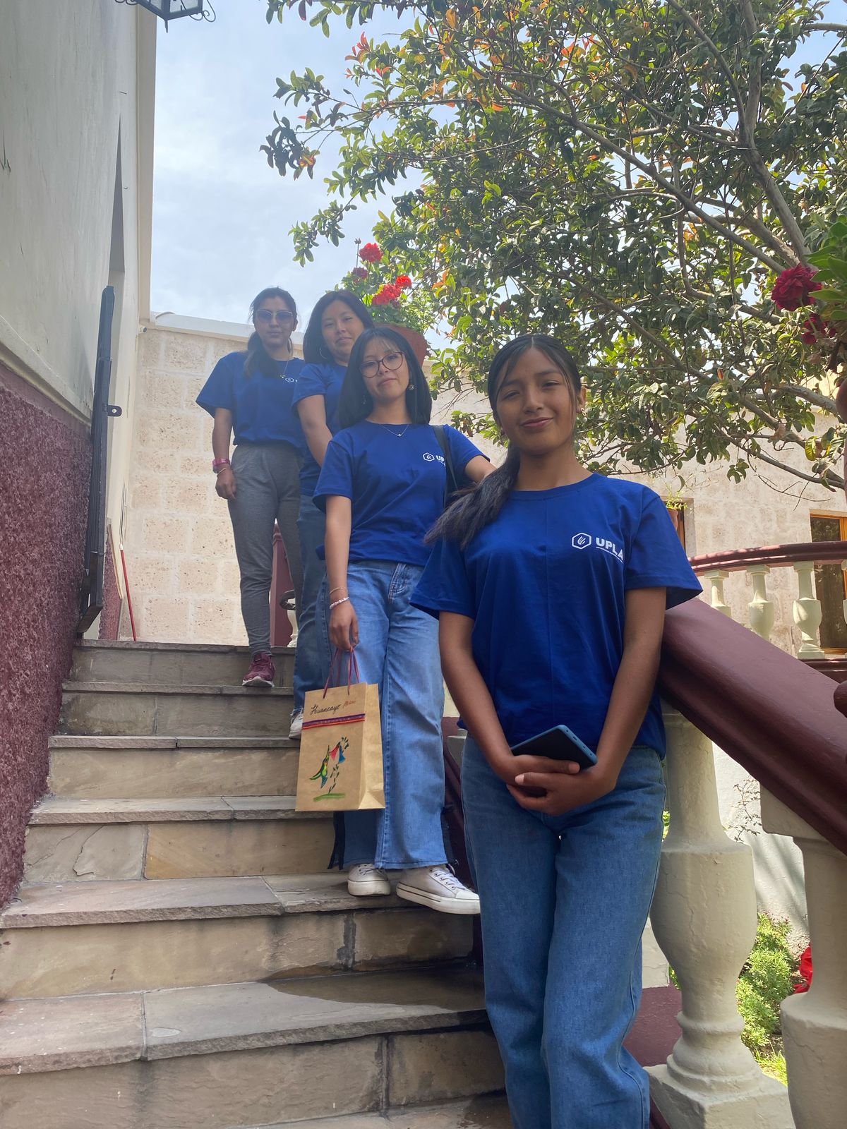 Estudiantes Becarias de Movilidad estudiantil de la UPLA en las instalaciones de Rectorado de la UNSA.