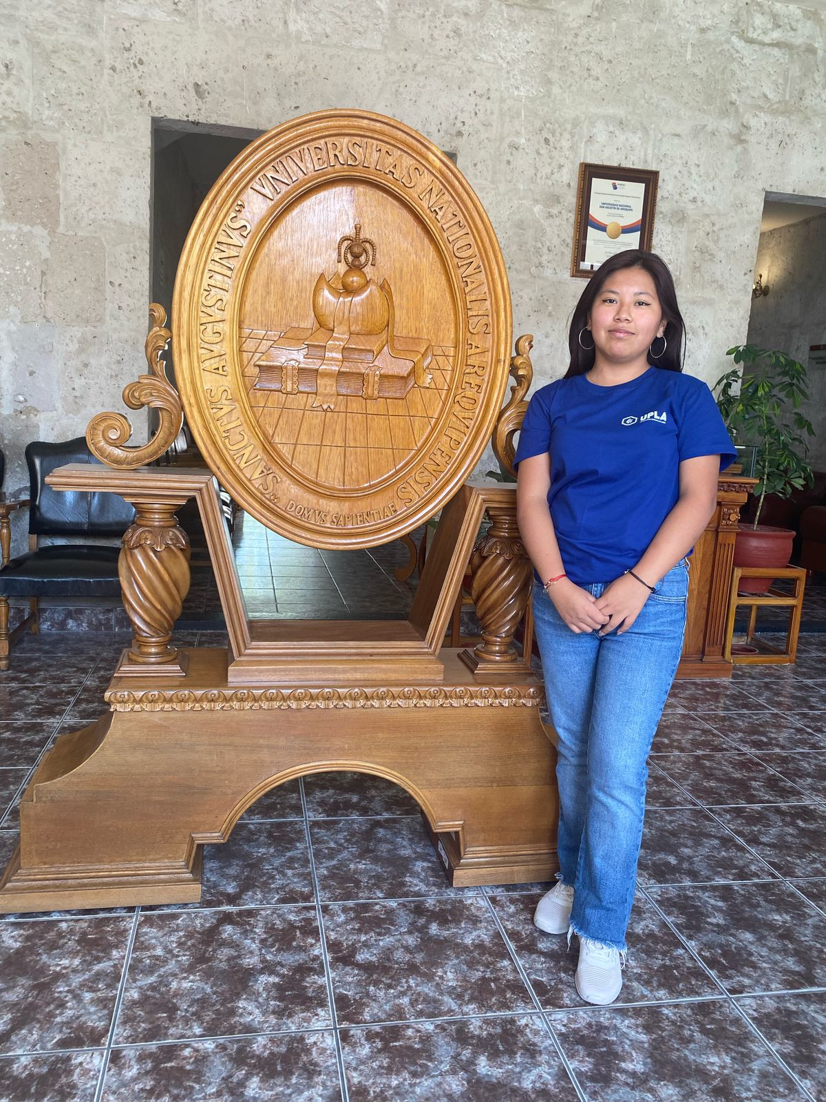 Becaria en la UNSA para el Programa de Administración estudiante Poma Castañeda, Naomi.